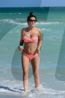 PEOPLE - Katie Wassiel kühlt sich in Miami ab