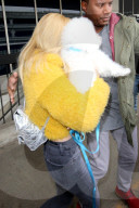 PEOPLE - Nicola Peltz versteckt sich hinter ihrem Fiffi