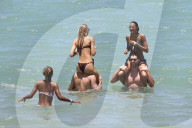 PEOPLE -  Gute Badestimmung: Lais Ribeiro und Romee Strijd amüsieren sich in Rio