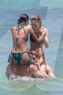PEOPLE -  Gute Badestimmung: Lais Ribeiro und Romee Strijd amüsieren sich in Rio