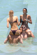 PEOPLE -  Gute Badestimmung: Lais Ribeiro und Romee Strijd amüsieren sich in Rio