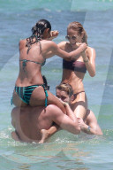 PEOPLE -  Gute Badestimmung: Lais Ribeiro und Romee Strijd amüsieren sich in Rio