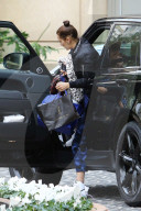 PEOPLE - Bella Hadid hat die Hände voll zu tun