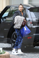 PEOPLE - Bella Hadid hat die Hände voll zu tun