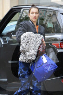 PEOPLE - Bella Hadid hat die Hände voll zu tun