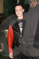 PEOPLE - Bella Hadid im Biker-Look in Fairfax unterwegs