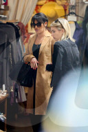 PEOPLE - Emma Roberts und Lea Michele bummeln in Hollywood