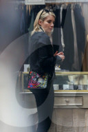PEOPLE - Emma Roberts und Lea Michele bummeln in Hollywood