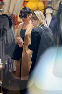 PEOPLE - Emma Roberts und Lea Michele bummeln in Hollywood