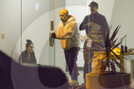PEOPLE - Kanye West mit seinem Bodyguard-Team in Calabasas unterwegs