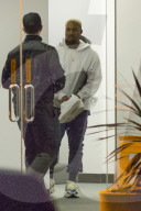 PEOPLE - Kanye West mit seinem Bodyguard-Team in Calabasas unterwegs