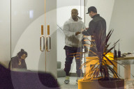 PEOPLE - Kanye West mit seinem Bodyguard-Team in Calabasas unterwegs