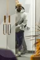 PEOPLE - Kanye West mit seinem Bodyguard-Team in Calabasas unterwegs