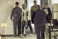 PEOPLE - Kanye West mit seinem Bodyguard-Team in Calabasas unterwegs