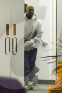 PEOPLE - Kanye West mit seinem Bodyguard-Team in Calabasas unterwegs