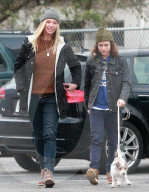PEOPLE - Ellen Page geht mit dem Hund Gassi