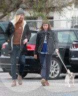 PEOPLE - Ellen Page geht mit dem Hund Gassi