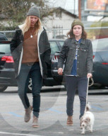 PEOPLE - Ellen Page geht mit dem Hund Gassi