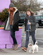 PEOPLE - Ellen Page geht mit dem Hund Gassi