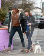 PEOPLE - Ellen Page geht mit dem Hund Gassi