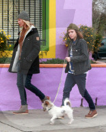 PEOPLE - Ellen Page geht mit dem Hund Gassi
