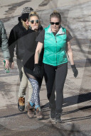 PEOPLE -  Kate Hudson und Chelsea Handler walken durch Aspen