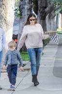 PEOPLE - Jennifer Garner überrascht Klein Seraphina mit einem Geburtstagskuchen