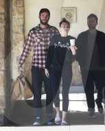 PEOPLE - Miley Cyrus und Liam Hemsworth bummeln in Malibu