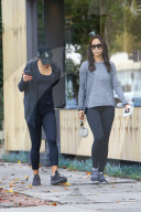 PEOPLE - Lea Michele und Cara Santana in West Hollywood unterwegs