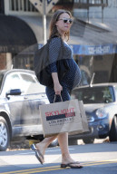 PEOPLE - Schwangere Natalie Portman schleppt die Tüten nach Hause