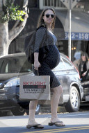 PEOPLE - Schwangere Natalie Portman schleppt die Tüten nach Hause