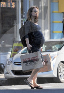 PEOPLE - Schwangere Natalie Portman schleppt die Tüten nach Hause