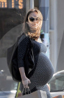 PEOPLE - Schwangere Natalie Portman schleppt die Tüten nach Hause