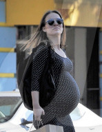 PEOPLE - Schwangere Natalie Portman schleppt die Tüten nach Hause