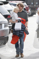 PEOPLE - Eric Christian Olsen mit seiner Familie in Beverly Hills unterwegs
