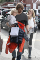 PEOPLE - Eric Christian Olsen mit seiner Familie in Beverly Hills unterwegs