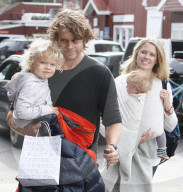 PEOPLE - Eric Christian Olsen mit seiner Familie in Beverly Hills unterwegs