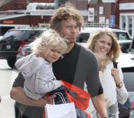 PEOPLE - Eric Christian Olsen mit seiner Familie in Beverly Hills unterwegs