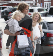 PEOPLE - Eric Christian Olsen mit seiner Familie in Beverly Hills unterwegs