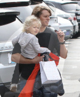PEOPLE - Eric Christian Olsen mit seiner Familie in Beverly Hills unterwegs