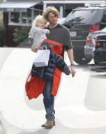PEOPLE - Eric Christian Olsen mit seiner Familie in Beverly Hills unterwegs