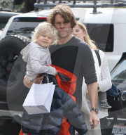 PEOPLE - Eric Christian Olsen mit seiner Familie in Beverly Hills unterwegs