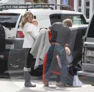 PEOPLE - Eric Christian Olsen mit seiner Familie in Beverly Hills unterwegs