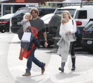 PEOPLE - Eric Christian Olsen mit seiner Familie in Beverly Hills unterwegs