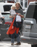 PEOPLE - Eric Christian Olsen mit seiner Familie in Beverly Hills unterwegs