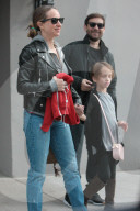 PEOPLE - Tobey Maguire mit der Familie und den Kids in Hollywood unterwegs