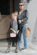 PEOPLE - Tobey Maguire mit der Familie und den Kids in Hollywood unterwegs