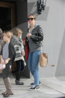 PEOPLE - Tobey Maguire mit der Familie und den Kids in Hollywood unterwegs
