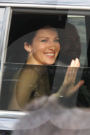 PEOPLE - Golden Globe 2017: Promis winken aus der Limousine