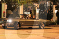 PEOPLE - Cody Simpson fährt mit seinem Oldtimer durch Hollywood